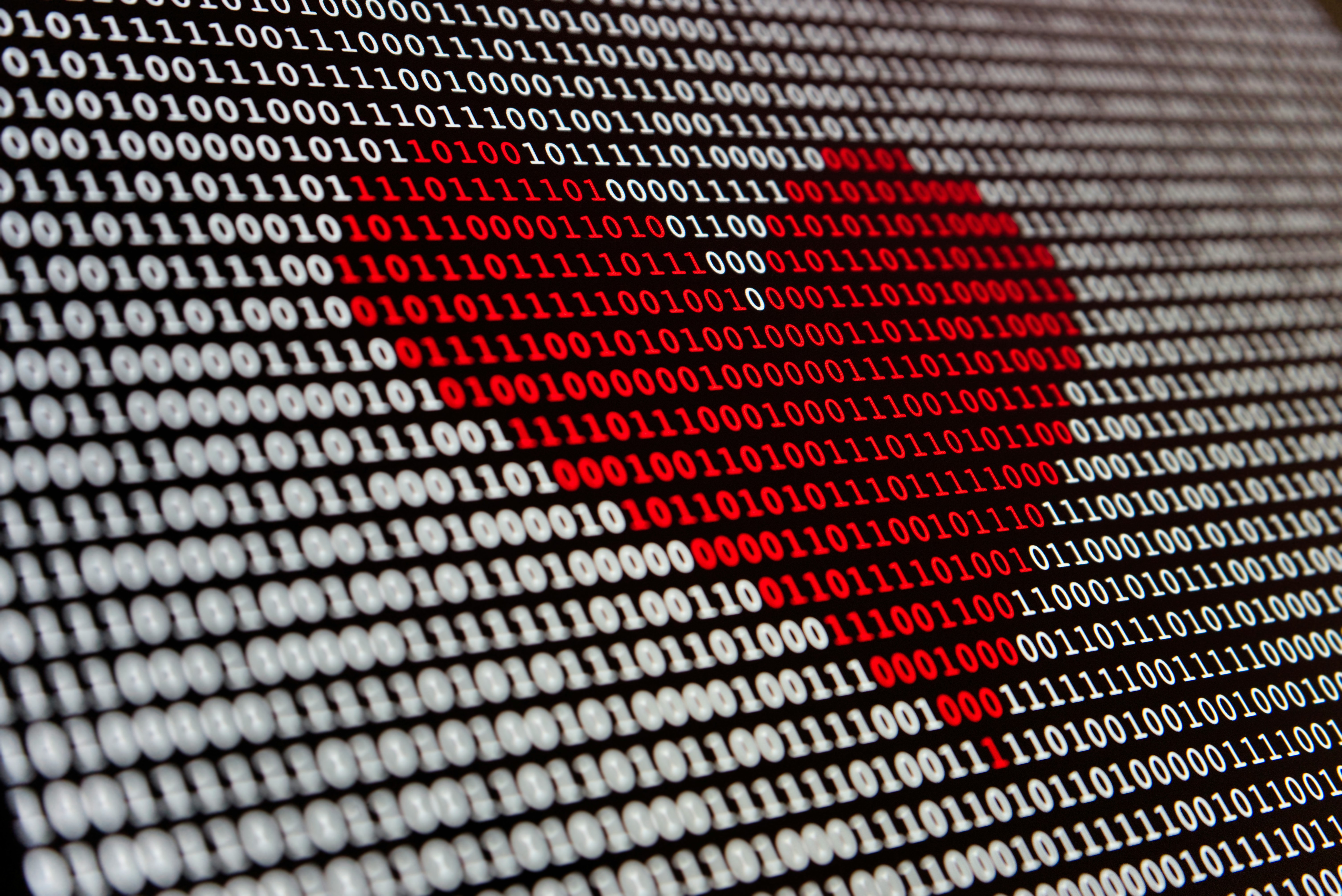 Kod binarny tworzący kształt serca - symbolizujący troskę o dane