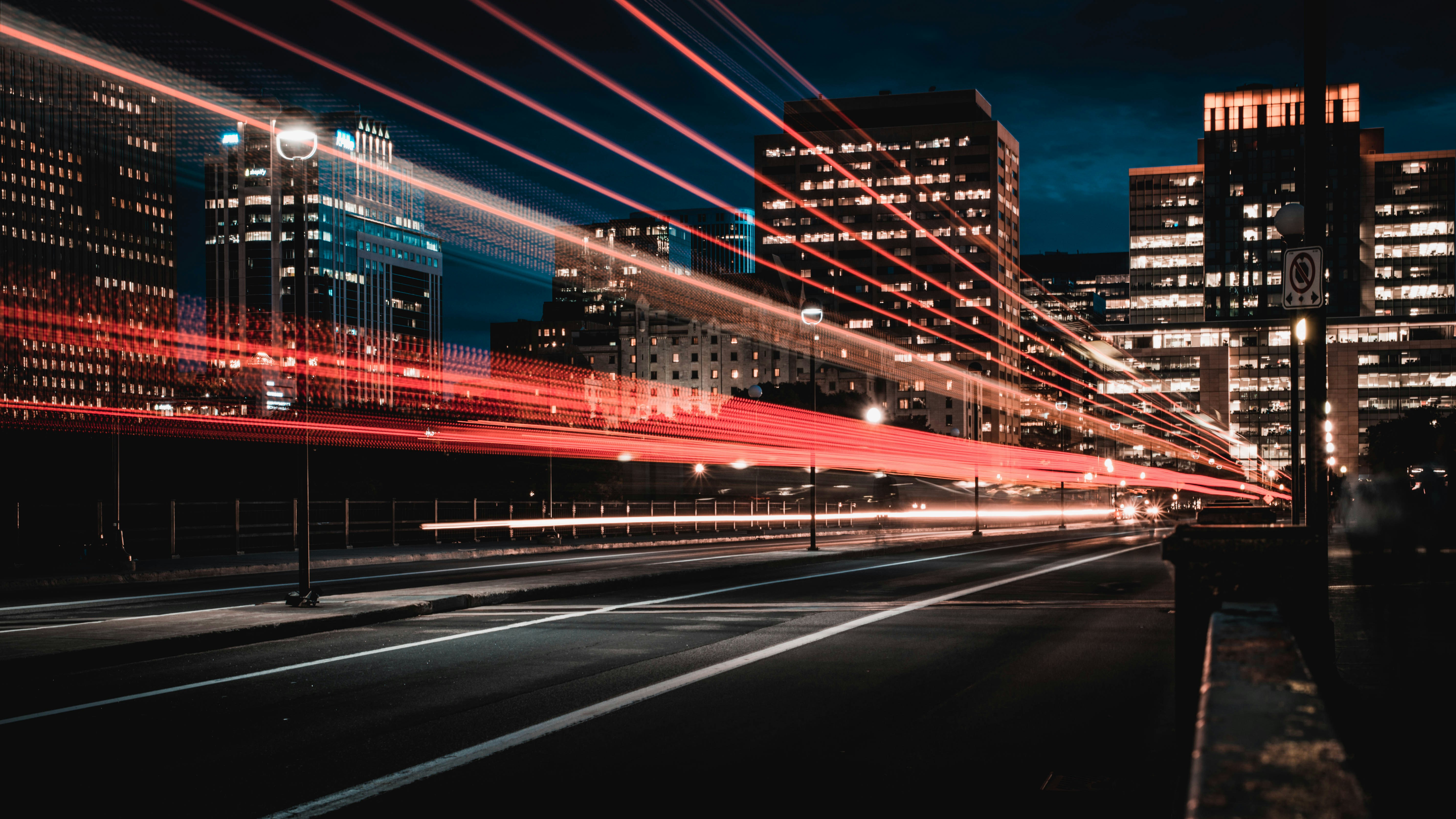Infrastruktura cyfrowa - dynamiczne miasto nocą