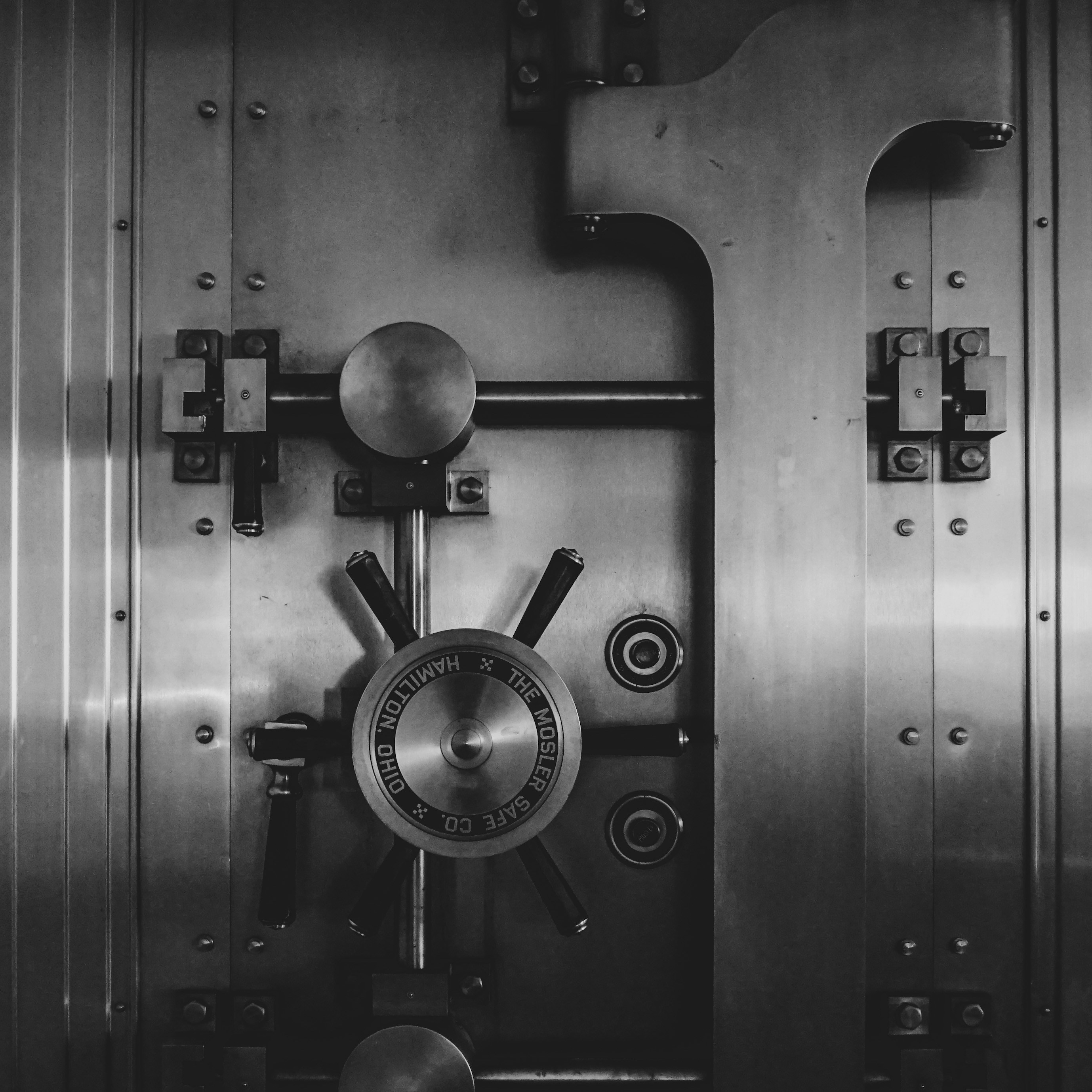 Metalowy sejf bankowy symbolizujący bezpieczeństwo danych